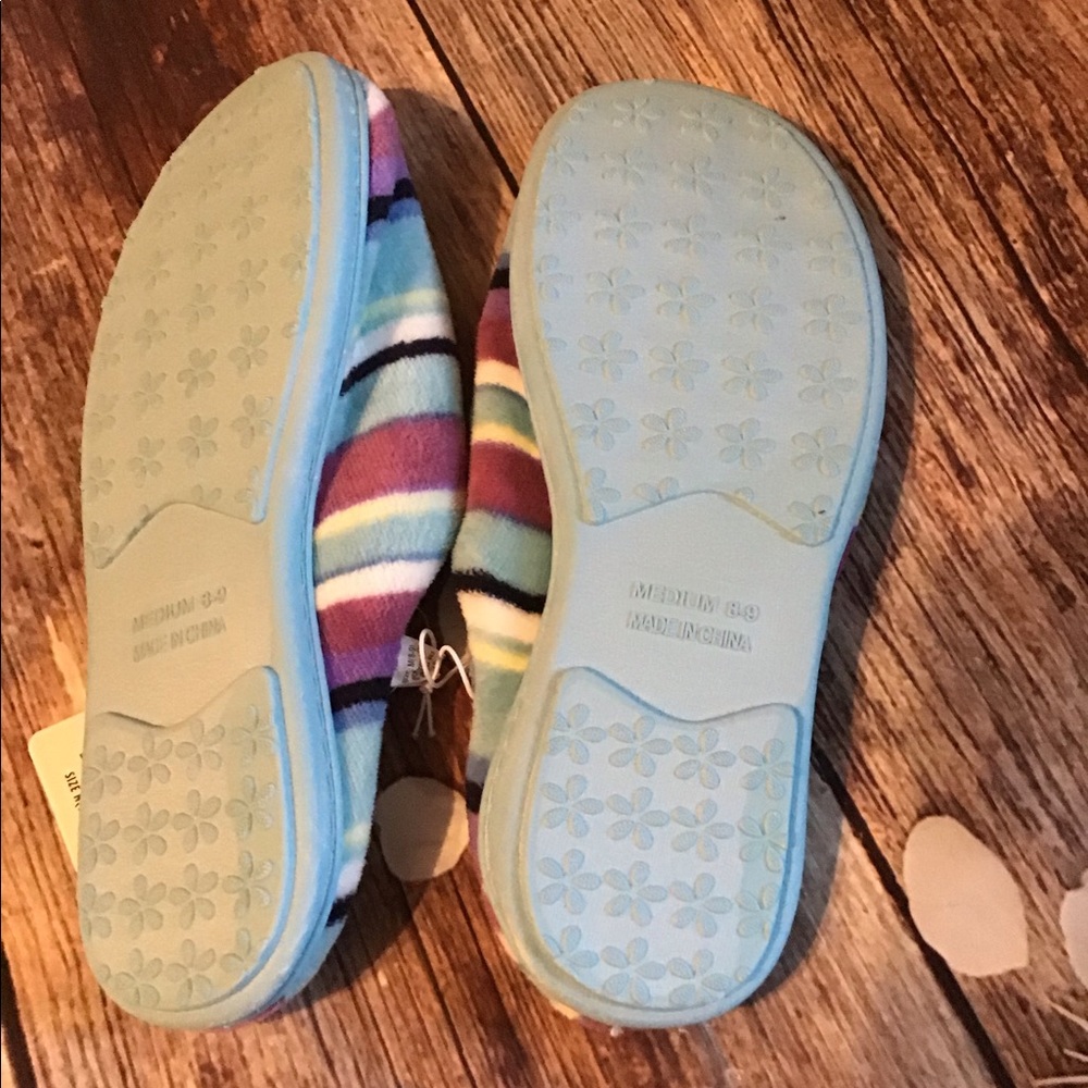 Women’s size medium 8-9 NWT slippers - Picture 3 of 5